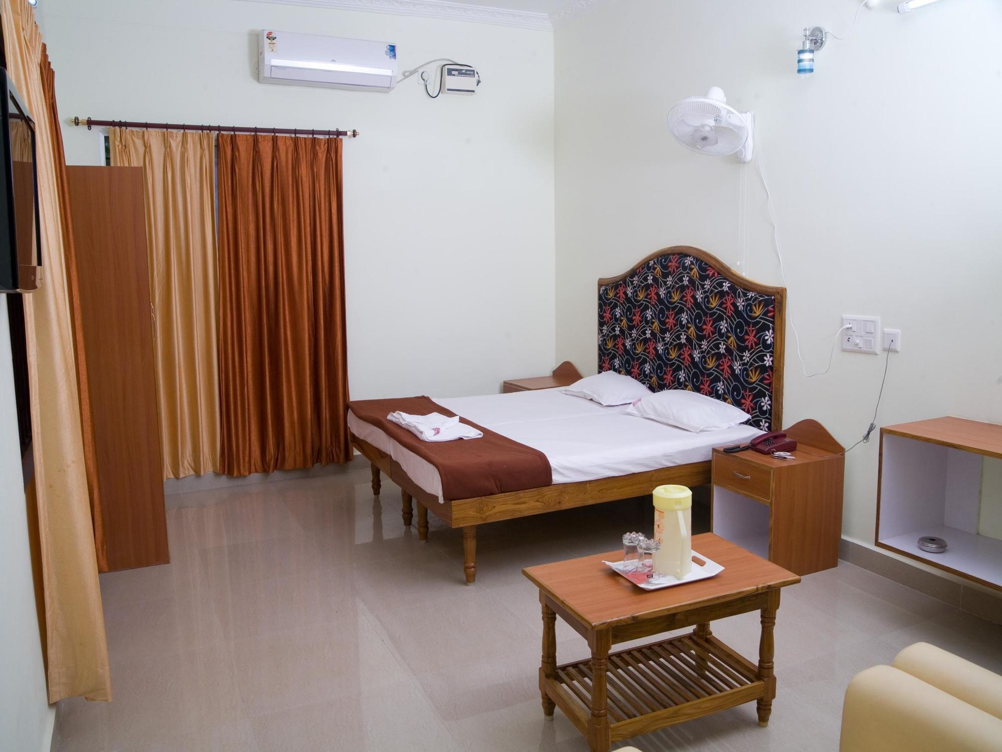 Vihas Inn Tirupati Esterno foto