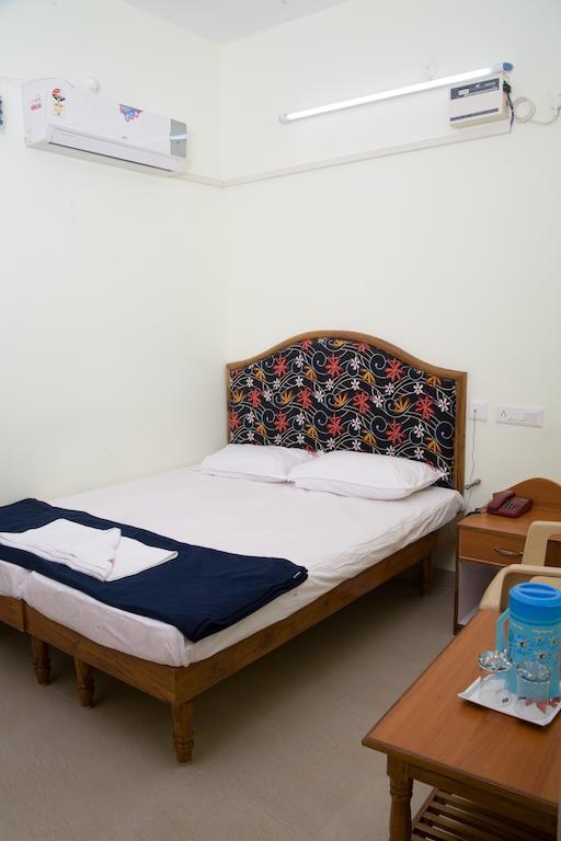 Vihas Inn Tirupati Esterno foto