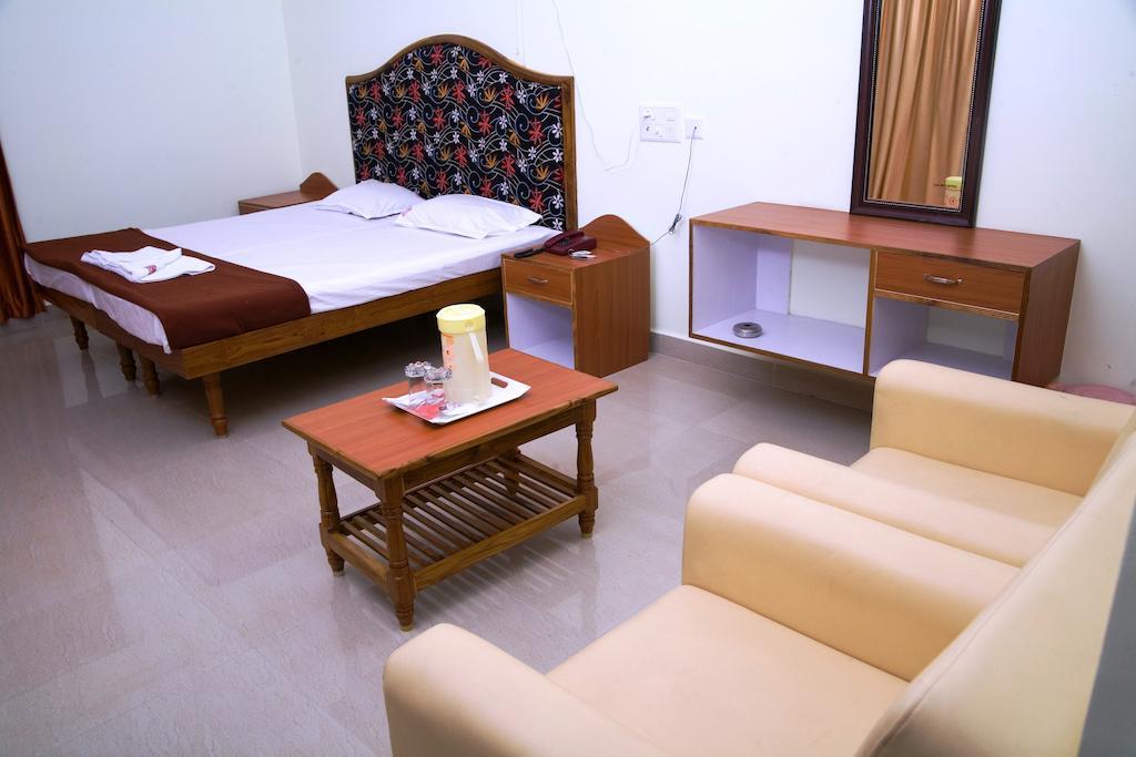 Vihas Inn Tirupati Esterno foto